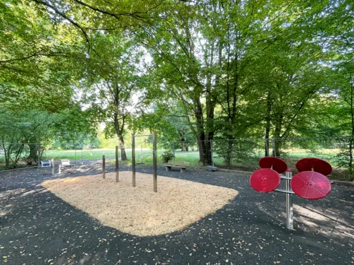 Ein Fitessparcours inmitten einer großen Grünfläche.