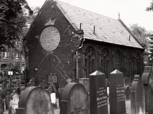Blick auf die alte Predigthalle auf dem jüdischen Friedhof An der Strangriede 55 in den 1980er Jahren