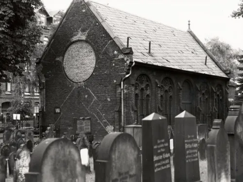 Blick auf die alte Predigthalle auf dem jüdischen Friedhof An der Strangriede 55 in den 1980er Jahren