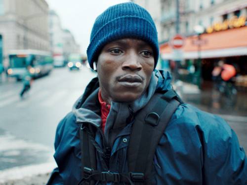 Ein Mann mit Rucksack steht in einer Straße