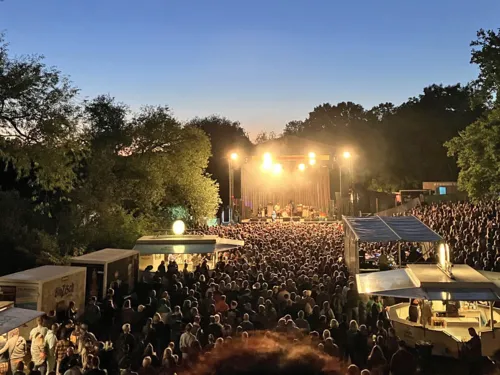 Musikb&uuml;hne beim F&auml;hrmannsfest, davor zahlreiche Menschen.