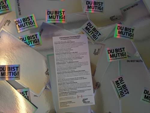 Ein Bild von vielen Flyern.