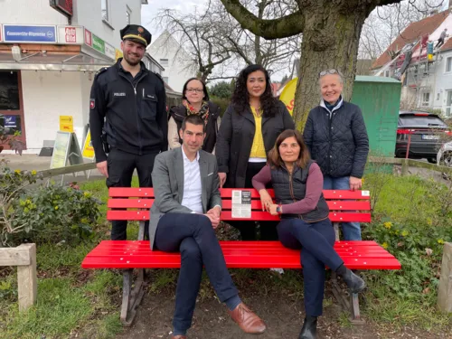 Hintere Reihe von links: Ortwin Hallwaß (Leiter des Polizeikommissariats Südstadt), Thea Giebl und Sinem Eryurt-Celik (Geschäftsführung des Kommunalen Präventionsrats), Petra Pilger (Lokaler Präventionsrat Buchholz-Kleefeld), Vordere Reihe von links: Dr. Axel von der Ohe (Erster Stadtrat und Dezernent für Finanzen, Ordnung und Feuerwehr), Belgin Zaman, (Bezirksbürgermeisterin Buchholz-Kleefeld)