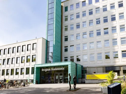 Besucherinnen und Besucher können den Eingang zum Haus der Region an der Hildesheimer Straße 20 über eine Treppe und eine Rampe erreichen.