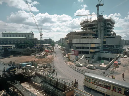 Hannover-Mitte, Georgstraße, Karmarschstraße, Kröpcke. U-Bahn-Bau und Bau des Kröpcke-Centers, im Hintergrund das Opernhaus. Farbfoto, Mitte 1970er Jahre