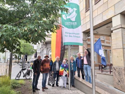 Die heutige Flaggenhissung vor dem Rathaus in Bad Kreuznach.