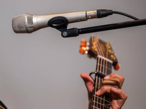 Mikrofon und Gitarre bei einem Auftritt.