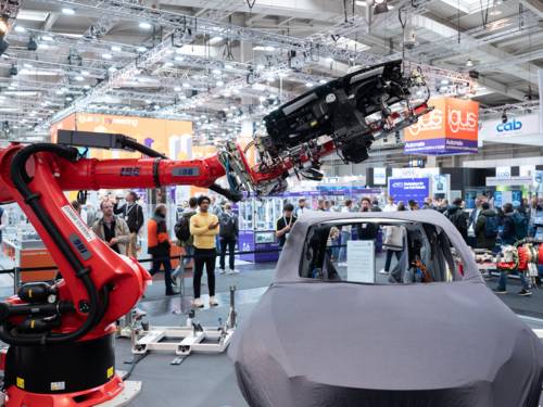 Industrieroboter in Messehalle