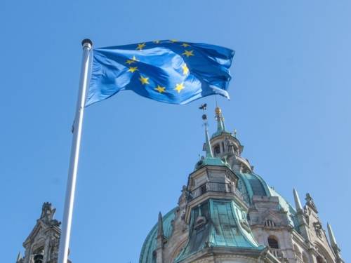 Europa-Flagge vor dem Neuen Rathaus