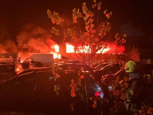 Einsatzkräfte der Feuerwehr Hannover löschen einen Brand in Misburg.