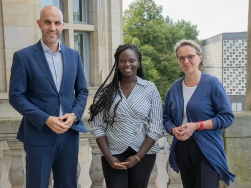 v.l.n.r.: Oberb&uuml;rgermeister Belit Onay, Kultur- und Bildungswissenschaftlerin Brenda Davina, Kulturdezernentin Konstanze Beckedorf