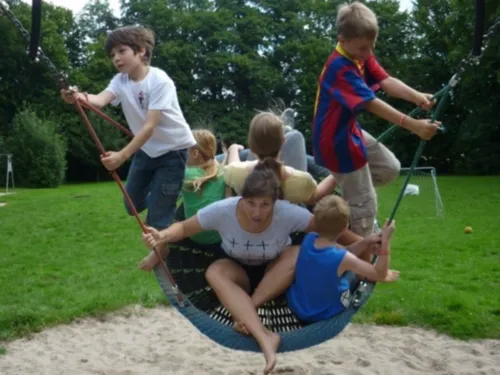 Kinder spielen auf Schaukel