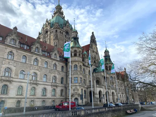 Mayors for Peace Flaggen vor dem Neuen Rathaus Hannover
