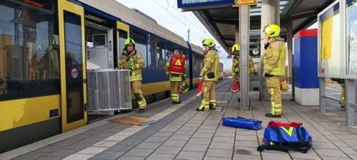 Einsatzkräfte der Feuerwehr Hannover beim Evakuieren eines defekten Zuges der Stadtbahn.