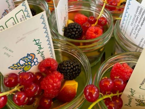 Blick auf Obst in Gläser.