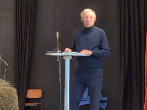 Bezirksb&uuml;rgermeister Rolf Schulz am Rednerpult beim Neujahrsempfang 2026.