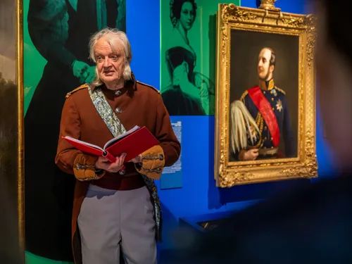 Rainer Künnecke verkleidet als alter Hofmarschall in der Ausstellung "Vier Kutschen, ein Königreich"