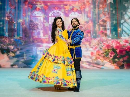 Zu sehen sind zwei Darsteller der Bühnenshow "Magical Dreams", einer Show auf Eis in bunten Kostümen