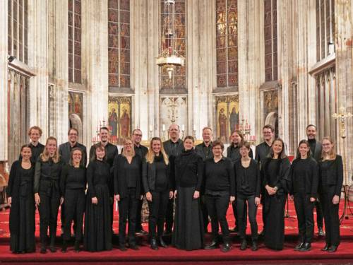 Menschengruppe in einer Kirche.
