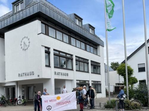 Mit Flaggen, Appellen und Fest setzt Mutlangen am Flaggentag ein starkes Zeichen für Frieden und Abrüstung