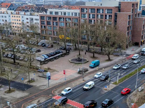 Blick auf einen Straßenzug.