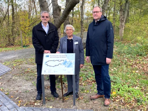 v.l.n.r.: Dr. Karljosef Kreter, ehemaliger Leiter Städtische Erinnerungskultur, Ruth Gröne, Holocaust-Überlebende und Mitglied des Arbeitskreises „Bürger gestalten ein Mahnmal“ und
Dr. Jens Binner, Direktor ZeitZentrum Zivilcourage