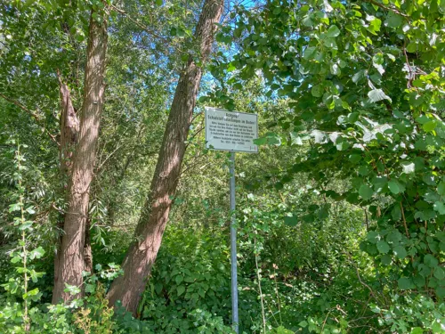 Ein Schild auf einer Grünfläche.