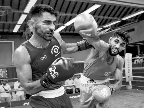 Zu sehen ist eine Schwarz-Weiß-Fotografie eines Boxkampfes, fotografiert von Petar Beres.