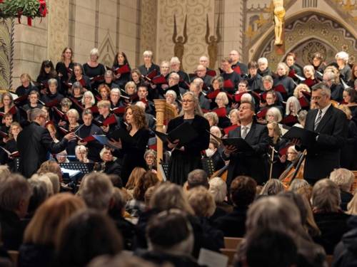 Chor und Orchester in einer Kirche.