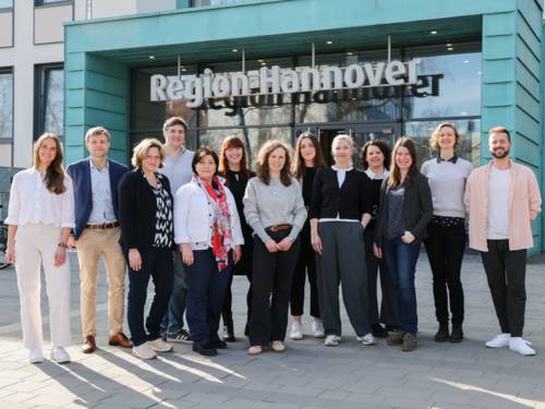 Gruppenfoto vor dem Regionshaus.