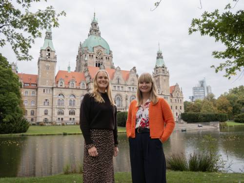 Zwei Frauen im Maschpark Hannover.