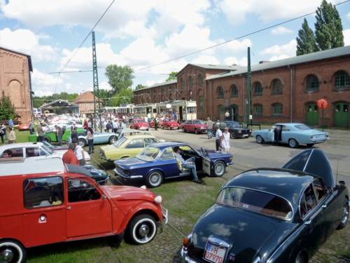 Zahlreiche Oldtimer stehen auf dem Hof des Hannoverschen Straßenbahnmuseums.