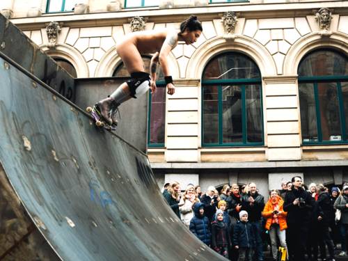 Florentina Holzinger eröffnete mit mehreren Performerinnen die Halfpipe am Künstlerhaus.