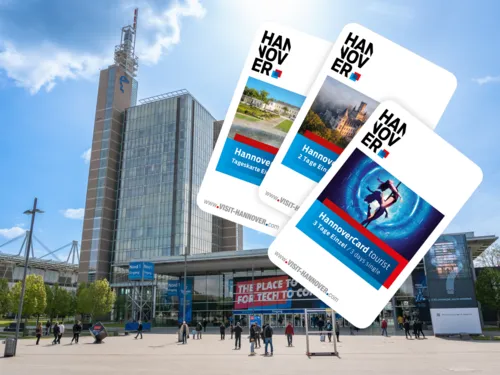 Au&szlig;enansicht des Eingangs Nord 1 auf dem Messegel&auml;nde Hannover mit dem markanten Messeturm im Hintergrund. &Uuml;ber dem Bild sind drei HannoverCards in digitaler Darstellung eingeblendet, die verschiedene Optionen f&uuml;r den &ouml;ffentlichen Nahverkehr und Erm&auml;&szlig;igungen in Hannover zeigen. Die Karten enthalten Bilder von Sehensw&uuml;rdigkeiten und Events, darunter ein Schloss, eine Parklandschaft und eine Showdarstellung. Die Website "www.VISIT-HANNOVER.com" ist auf den Karten vermerkt.
