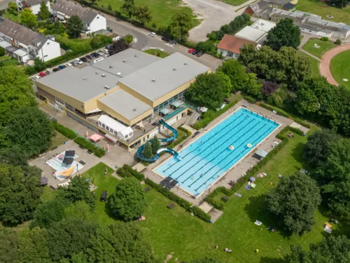 Luftbild von Schwimmhalle, Aussenbecken und Freigel&auml;nde