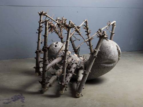 Skulptur einer toten Spinne, die am Boden liegt