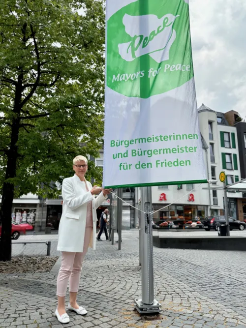 Die Flagge der Mayors for Peace weht vor dem Rathaus in Wermelskirchen