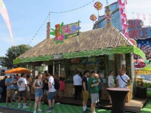 Ein Bar-Bereich von außen.