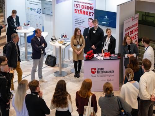 Menschen auf einem Messestand