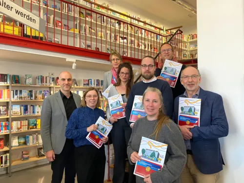 v.l.n.r.: Oberb&uuml;rgermeister Belit Onay, Nina Lohse (Nordstadt-Initiative &bdquo;B&uuml;cher f&uuml;r alle!&ldquo;), Marion R&ouml;hrs (Leiterin Nordstadtbibliothek), Alina Zimmermann (Nordstadt-Ini&hellip;.), Christian K&ouml;rber (Stv. Leiter FB Senioren), Charlotte Fuhrmeister (Nordstadt-Initiative), Tom Becker (Direktor Stadtbiblithek), Adalbert Mauerhof (AWO, Fachbereichsleiter Verbandsarbeit und Senioren).