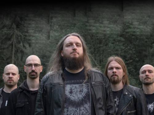 Die fünf Musiker der Band in schwarzer Kleidung.