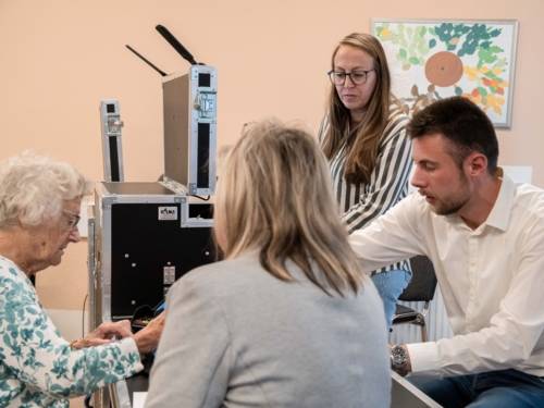 Vier Personen in einem Gespräch.