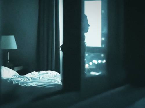 Zu sehen ist eine Fotografie eines Schlafzimmers, das in Blautönen gehalten ist. Das Bild dient als Promobild für das Theaterstück „In Schwebe/In Limbo“ im Theater an der Glocksee.