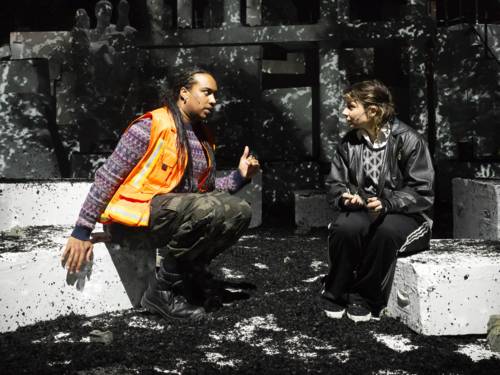 Mann und Frau in einer Brandruine