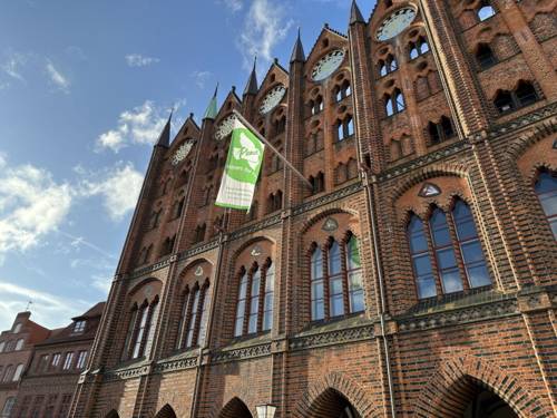 Am 6. August weht am Stralsunder Rathaus die Flagge der Mayors for Peace