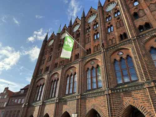 Am 6. August weht am Stralsunder Rathaus die Flagge der Mayors for Peace