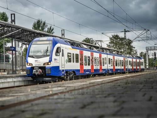Eine blau-weiße S-Bahn steht an einem Bahnsteig.
