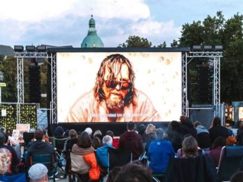 Open-Air-Kino auf dem Opernplatz