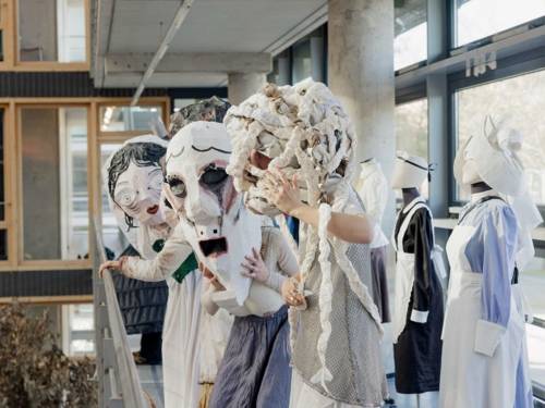 Menschen mit Masken