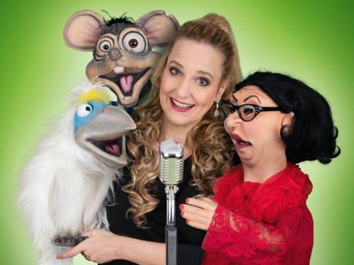 Lächelnde Frau mit drei Puppen